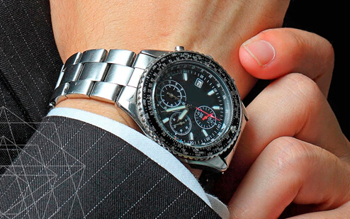 Браслет часов отрегулирован под размер руки