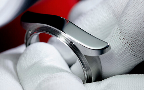 Процесс полировки корпуса часов