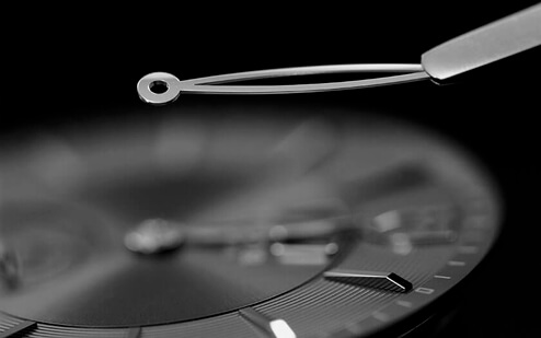 Устанавливают отпавшую стрелку часов